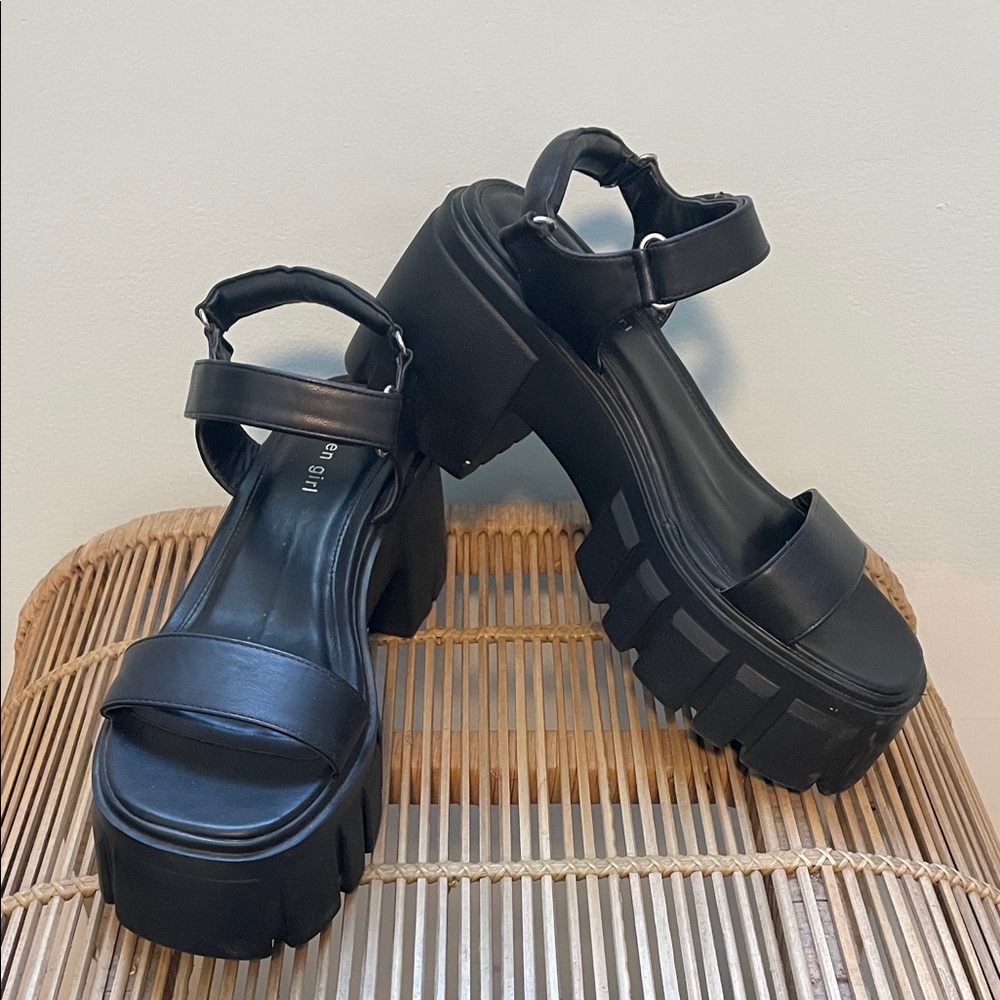 Madden Girl Black Chunky Platform Sandals women’s size 9.5